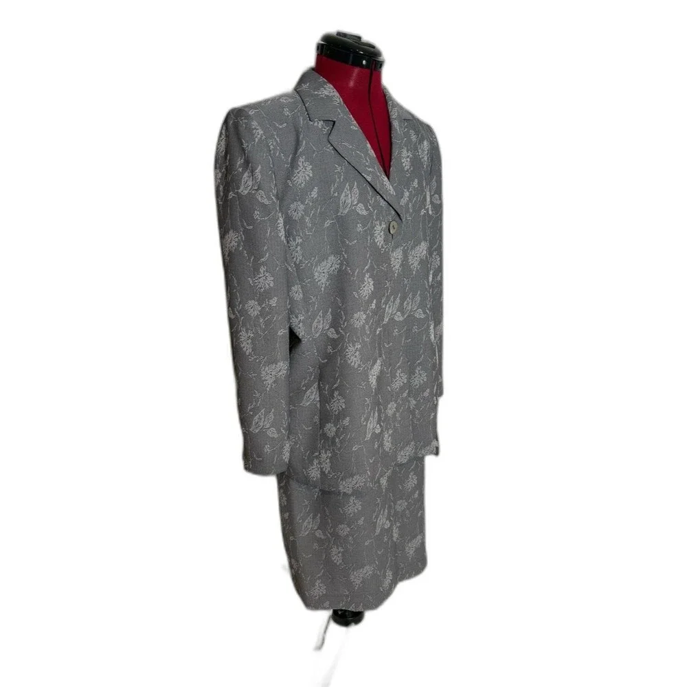 NWT Le Suit Skirt Suit Woman's Size 14P Grey Floral 2-Piece Set Blazer & Skirt